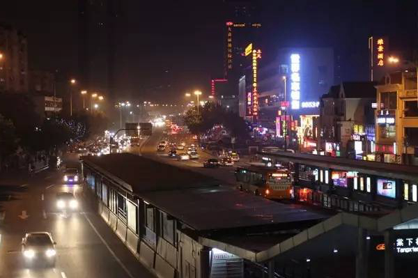 阿強(qiáng)家的酸菜魚你一定吃過，但你知不知道她為何只選路邊開店？