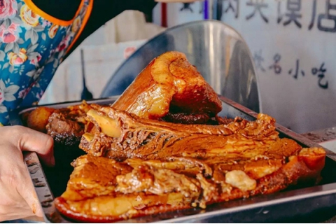 第一次吃西安肉夾饃，怎么假裝成為老桿模樣？